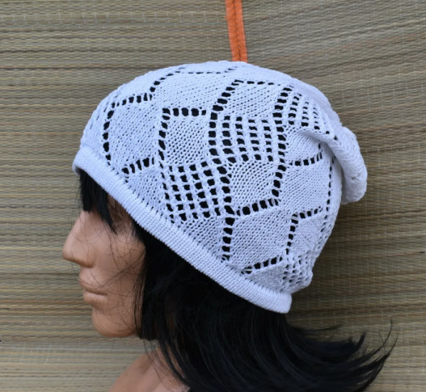 Topi beanie dengan aksen renda